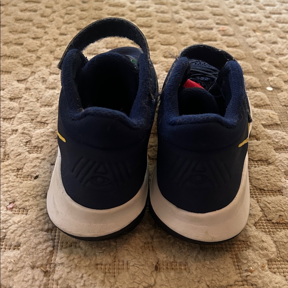 Boys Nike youth size 3 basketball shoes - Picture 2 of 4